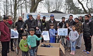 Eine große Überraschung: Der Verein "Fahrräder bewegen Bielefeld" möchte ein Sportprogramm in der Flüchtlingsunterkunft Senne starten. Die Bewohner erhalten auch eine Broschüre mit den wichtigsten Verhaltensregeln im deutschen Straßenverkehr. FOTO: FELIX BOCHE - Felix Boche