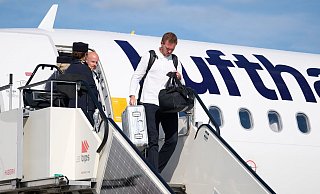 Bundestrainer Julian Nagelsmann steigt aus der Maschine mit der deutschen Mannschaft. - Bernd Thissen/dpa