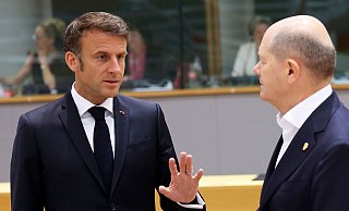 Emmanuel Macron (l), Präsident von Frankreich, spricht mit Bundeskanzler Olaf Scholz. - Geert Vanden Wijngaert/AP/dpa