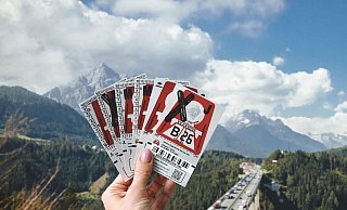 Ein letztes mal kleben: Die Autobahnmaut-Vignetten für 2026 in Österreich sind feuerrot. - ---/ASFINAG/dpa-tmn