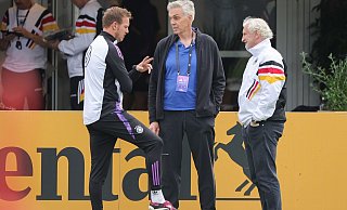 Basketball-Bundestrainer Gordon Herbert (M) im Gespräch mit Julian Nagelsmann und Rudi Völler. - Christian Charisius/dpa