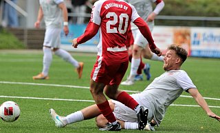 Es war ein intensives und auch unterhaltsames Spiel: Hier klärt RWK-Spieler Jarno Kassebaum (weißer Dress) gegen Berat Turan vom Hövelhofer SV. - Egon Bieber