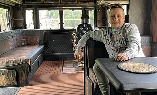 In den vergangenen 16 Monaten hat Murphy aus dem Wohnbereich des Wohnwagens ein Tattoostudio gemacht. - Shannon-Lee Bendig In den vergangenen 16 Monaten hat Murphy aus dem Wohnbereich des Wohnwagens ein Tattoostudio gemacht. - Shannon-Lee Bendig