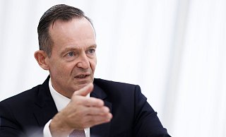 Eine Strecke für fünf Monate zu sperren, sei ein maximaler Eingriff ins Netz. Danach aber könnten die Züge im Regelbetrieb über Jahrzehnte pünktlich fahren, so Wissing. - Carsten Koall/dpa