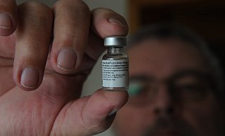 Der Impfstoff ist bislang rar. Bürger fordern mehr Tempo beim Impfen, weil dies ein entscheidender Schritt gegen das Coronavirus ist. - Joern Spreen-Ledebur