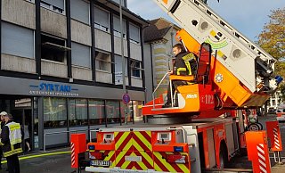 Etwa 25 Einsatzkräfte waren an der Schulstraße in Gütersloh im Einsatz. Sie löschten einen Zimmerbrand. - Andreas Eickhoff