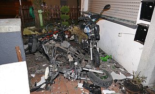 Vollkommen zerstört: Ein Roller wurde durch die Explosion vor dem Haus vollständig zerstört. - Ralph Meyer