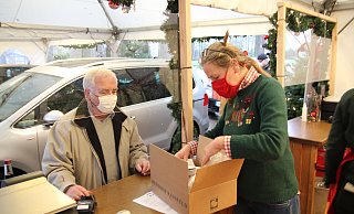 Stammgast Werner Schulte-Derne (71) ist aus Lünen angereist, um bei Iris Haver Rassfeld einen gefüllten Putenbraten abzuholen. - Christian Bröder
