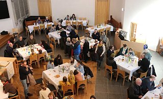 Der Vespergottesdienst der Herforder Petri-Kirche lockte insgesamt mehr als eintausend Menschen zu Tisch. Viele neue Kontakte wurden geknüpft. - Claus Frickemeier