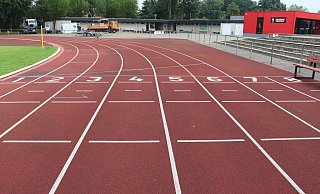 Die Laufbahn im Sportzentrum Burg soll einen neuen, hochwertigen Kunststoffebelag, eine Kastenrinne zur Entwässerung und eine neue Beleuchtung bekommen. - Marion Pokorra-Brockschmidt