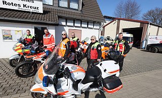 Die Motorradstaffeln vom Deutschen Roten Kreuz Löhne und der Johanniter Unfall-Hilfe Bad Oeynhausen suchten am Wochenende gestrandete russische Lastwagenfahrer auf. - Nicole Sielermann