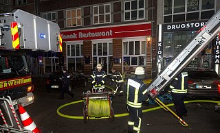 Aufgrund des Feuerwehreinsatzes musste die komplette Herbert-Hinnendahl-Straße gesperrt werden. - Christian Mathiesen