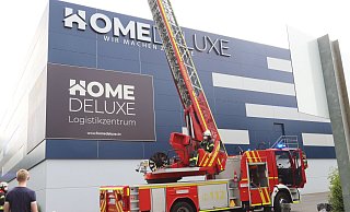 Auf dem Gelände des Logistikzentrums von Home Deluxe am Alten Postweg hat die Löhner Feuerwehr eine Alarmübung durchgeführt. - Judith Gladow