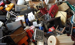 Der 27-Jährige kletterte durch die Einwurfklappe des Containers. - Pixabay (Symbolbild)