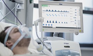 Ein Mann liegt an einem Beatmungsgerät. - Verfügbar für Kunden mit Rechnungsadresse in Deutschland.