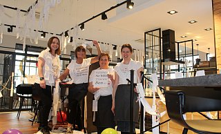 Die Bäckereifachverkäuferinnen Isabelle Liehm, Lisa Urner, Birgit Kreft und Anna Klassen haben noch einen weiteren Verwendungszweck für die Kassenbon gefunden: Sie eignen sich auch prima als Deko für den Karnevalsmontag. - Anastasia von Fugler