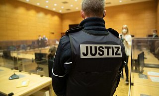 Die vier jungen Angeklagten müssen sich nun wegen illegalen Menschenhandels, Zwangsprostitution, Verschleppung und gefährlicher Körperverletzung vor dem Landgericht verantworten.  - Symbolfoto: picture alliance / dpa
