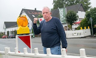 Hans Lünse ballt die Fäuste und fragt sich, warum die Straße nicht im Wechselverkehr befahren werden kann. - Ralf Bittner