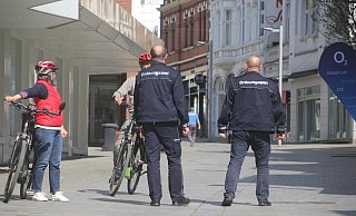 Zwei Mitarbeiter vom Ordnungsamt Bünde gehen in der Eschstraße auf Streife. - Florian Weyand