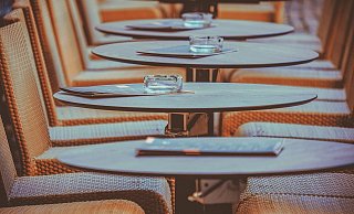 Leere Plätze: Durch den Lockdown im Frühjahr entgingen besonders Gastronomen einnahmen. - (Symbolbild) Pixabay