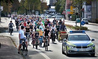 2.000 Menschen radeln über die Bundesstraße ?und fordern die Politik zum sofortigen Umdenken auf. - Andreas Frücht