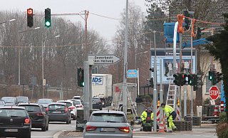 Ein Arbeiter hat sich beim Aufbau der neuen Ampel an der Kreuzung Weihestraße zur Löhner Straße mit dem Hubwagen die Hand unterm Ampelmast eingeklemmt. - Ulf Hanke
