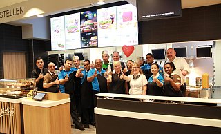 Das Team des McDonald's-Restaurants am Jahnplatz freut sich, nach vierwöchiger Umbaupause wieder Kunden begrüßen zu dürfen. - McDonald's Verwaltung Heidrich