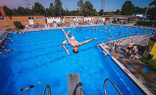 In den vergangenen Monaten aber schlug in manchen Kommunen die Diskussion über fehlende Schwimmmeister in den Freibädern hohe Wellen. - Besim Mazhiqi