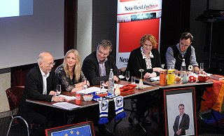 Auf dem Podium: Medienanwalt Ralf Petring (hinten v.l.), die Bielefelder Lokalchefin Andrea Rolfes, Chefredakteur Thomas Seim, Annika Falk-Claußen (Leiterin der Digital-Redaktion) und Digital-Redakteur Christian Lund. - Andreas Frücht