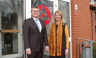 Frauke Schwietert (Vorsitzende der Geschäftsführung der Agentur für Arbeit Herford) und Hanspeter Stegh (operativer Geschäftsführer der Agentur für Arbeit Herford) stellten heute die Jahresbilanz am Arbeitsmarkt vor und gaben einen Ausblick auf 2020. - Ingrun Waschneck
