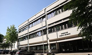 Der Unterricht am Gymnasium in Schloß Neuhaus geht für die anderen Schüler wie gewohnt weiter. - Jens Reddecker
