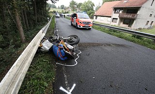 Die Maschine des Verunglückten schleuderte gegen die Leitplanke. - GERALD DUNKEL