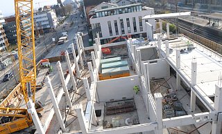 Eine Deckenplatte für den neuen Paderborner Hauptbahnhof wird per Kran transportiert. Rechts sind die Gleise zu sehen. - Holger Kosbab