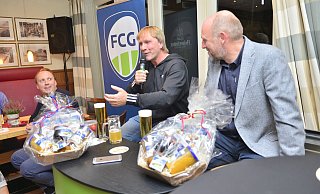 Talkshow: WDR-Moderator Sven Pistor (r.) entlockte Kultkicker Ansgar Brinkmann zahlreiche Anekdoten – auch aus seiner Zeit beim FC Gütersloh. Am Ende sagte Brinkmann: „Schön, dass hier alles wieder im ruhigen Fahrwasser ist." - Uwe Caspar