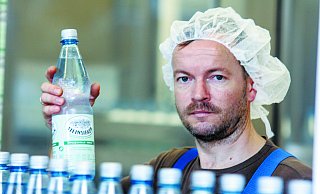 An der Abfüllanlage: Ein Mitarbeiter von Steinsieker in der Produktion. - Dirk Windmöller
