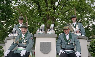 Die Schützenhandtasche präsentieren Oberst Josef Thöne, König und Hauptmann Frank Täubert (Klumpsack-Kompanie) sowie die Hauptleute (vorn) Christoph Klare (West-Kompanie) und Heiner Thöne (Arminius-Kompanie). - Schützen Bad Lippspringe