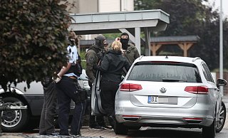 Beamte diskutieren das weitere Vorgehen. - GERALD DUNKEL