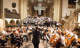 Die gut 140 Musiker werden zum Abschluss mit lang anhaltendem Applaus belohnt. - Ralf Bittner