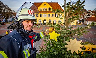 Feuerwehrmann Roman Manske schmückt die Nordmanntanne. - Mike-Dennis Müller