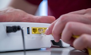 Beim Einrichten eines Wlan- oder Lan-Routers sollte man verschiedene Sicherheitsaspekte beachten. - picture alliance / dpa Themendienst