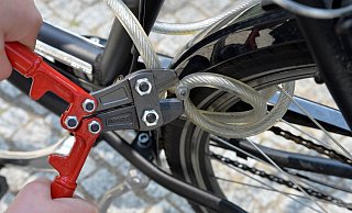 Mit einem Bolzenschneider hat ein Fahrraddieb ein Spiralschloss durchtrennt. - Symbolfoto: picture alliance / dpa