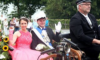 Strahlendes Königspaar: Das Königspaar Christian Beinhauer und Anna-Lena Tölle aus Wethen regiert in diesem Jahr das Germeter Schützenvolk. - Burkhard Battran