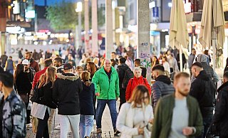 Das 2. "Late Night Shopping" der Bielefelder Kaufleute lockt das Publikum in die Innenstadt. In der Altstadt sieht es hingegen etwas anders aus. - Sarah Jonek Das 2. "Late Night Shopping" der Bielefelder Kaufleute lockt das Publikum in die Innenstadt. In der Altstadt sieht es hingegen etwas anders aus. - Sarah Jonek