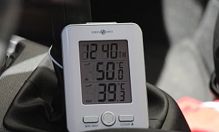 Im Auto hitzt es sich im Hochsommer schnell auf. Für kleine Kinder und Tiere ist das besonders gefährlich. - Rogge Jan Henning/MT