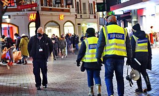 Erst nach 20 Uhr wird es in der Innenstadt deutlich leerer. Die Ordnungsamtsmitarbeiter müssen das Megafon nicht mehr zum Einsatz bringen. - Barbara Franke