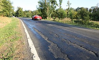Im Laufe des Montags sollte die Landesstraße 890 nach der Sanierung der Fahrbahndecke wieder freigegeben werden. - Simone Flörke
