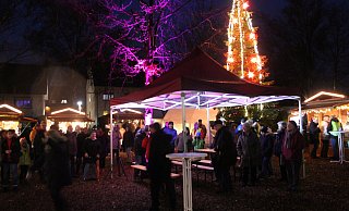 Volles Haus unter freiem Himmel: Viele Elverdisser waren pünktlich um 17 Uhr zur Eröffnung gekommen. Heute geht es weiter. - NW