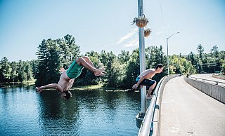 Symbolbild: Solche Sprünge von Brücken sind verboten. Es kann sehr leicht zu Verletzungen kommen. - Pexels