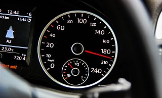 Gegen beide Fahrzeugführer wurde ein Ermittlungsverfahren aufgrund des Verdachts der Teilnahme an einem verbotenen Kraftfahrzeugrennen eingeleitet. - Symbolfoto/ Pixabay