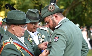 Neue Aufgabe: Ehrenmitglied Alfred Micus senj. und Thomas Schöning wechseln die Schulterklappen beim neuen Kommandeur Thomas Wiesemann. - Thomas Kube